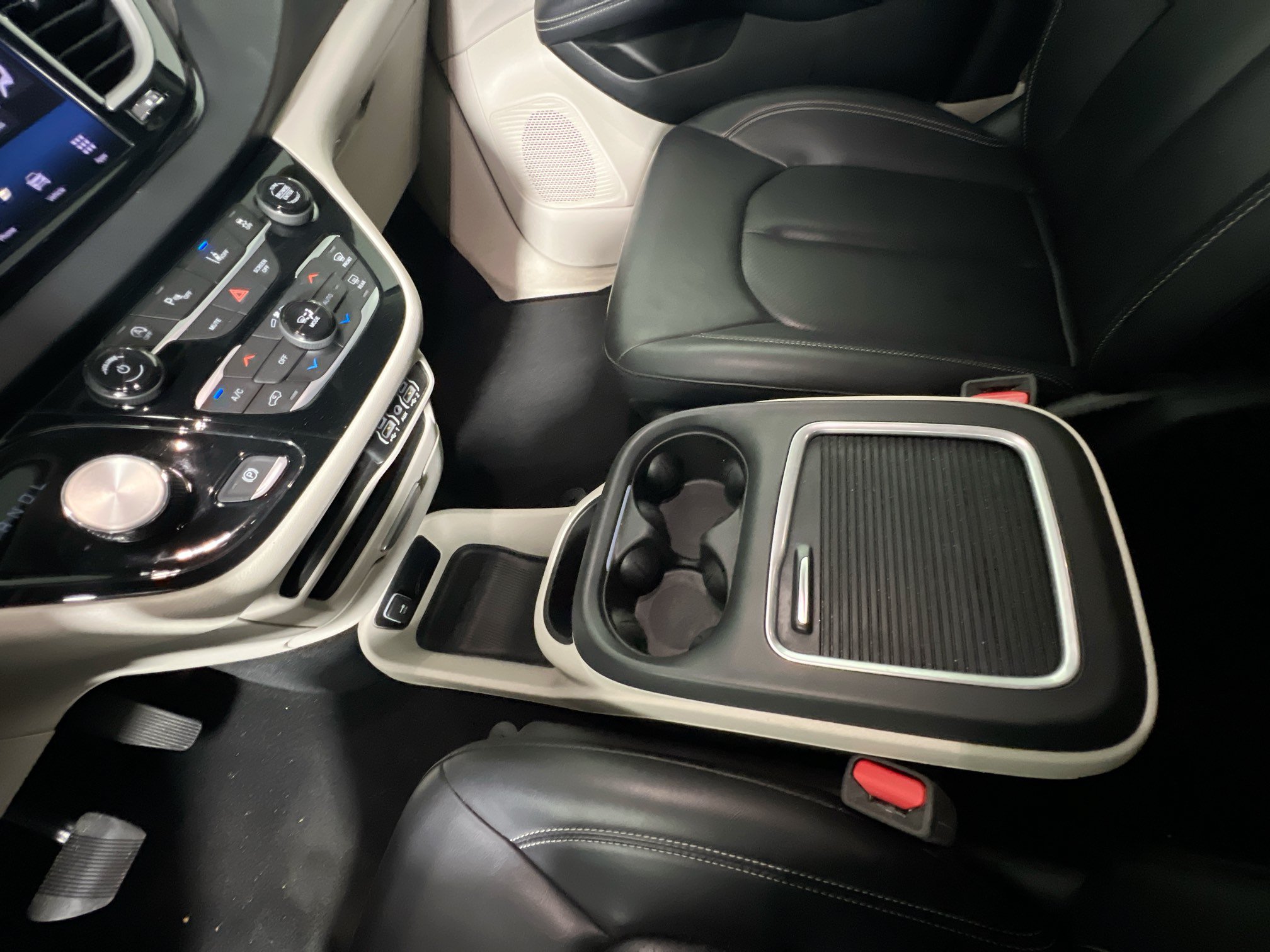 Used 2023 Chrysler Pacifica Touring-L FWD image 25
