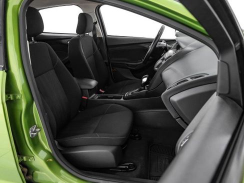 Used 2018 Ford Focus SE w/ SE Appearance Package image 31