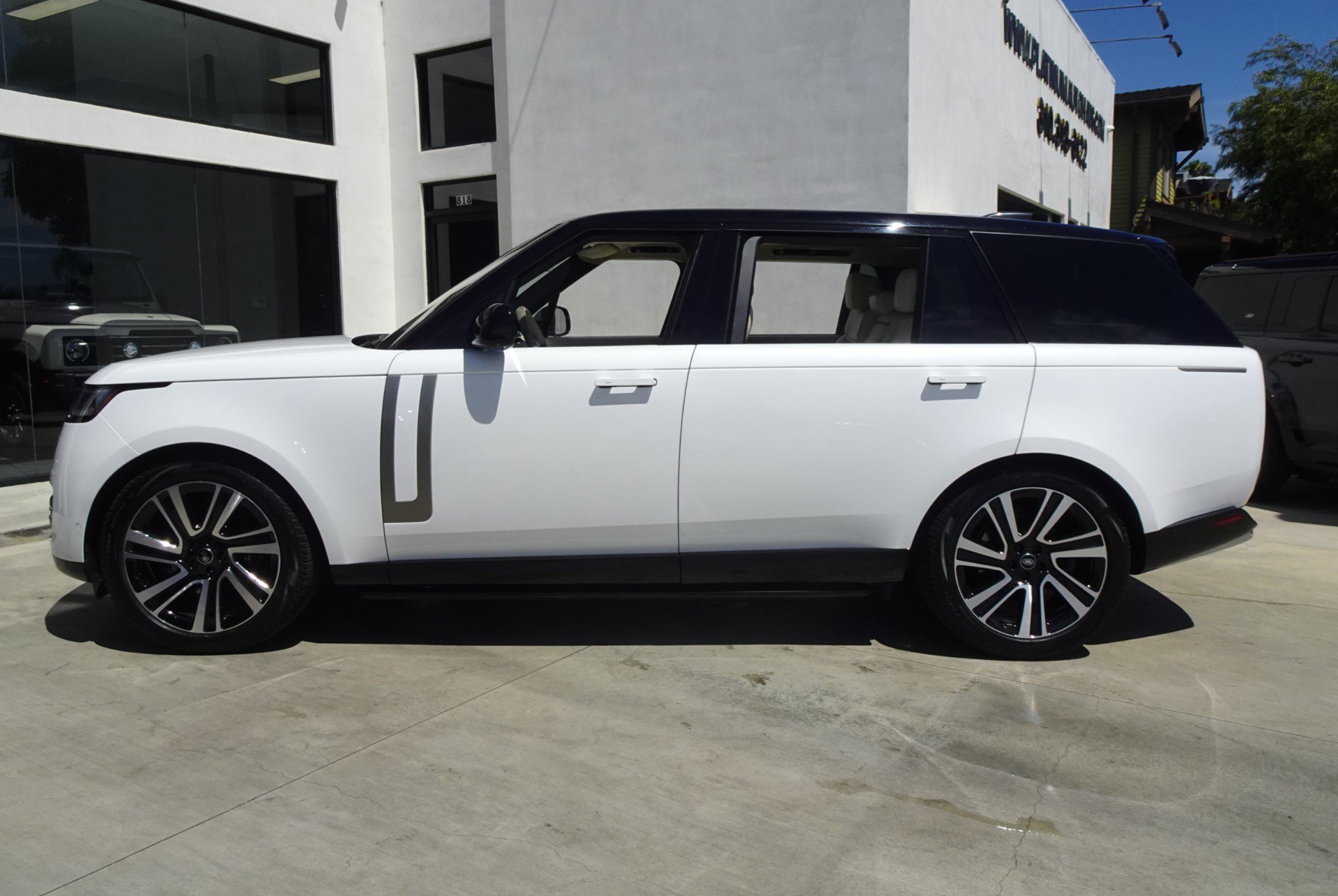 Used 2023 Land Rover Range Rover Long Wheelbase SE AWD/4WD image 3