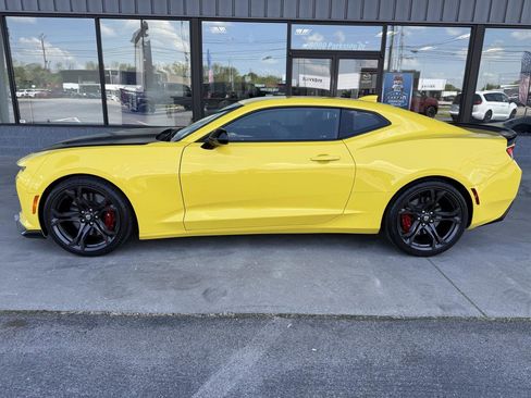 Used 2018 Chevrolet Camaro SS RWD image 9