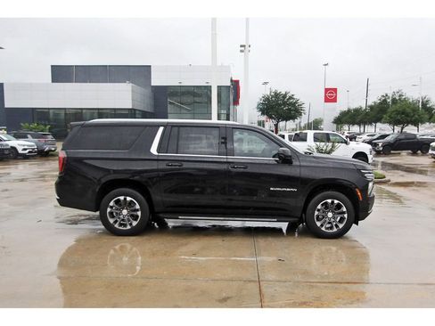 Used 2025 Chevrolet Suburban LT RWD image 7