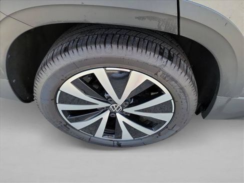 Used 2023 Volkswagen Taos SE AWD/4WD image 11