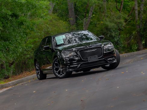 Used 2019 Chrysler 300 S w/ 300S Premium Group 2 RWD image 21