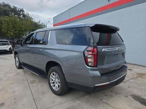 Used 2022 Chevrolet Suburban LT w/ Luxury Package image 3