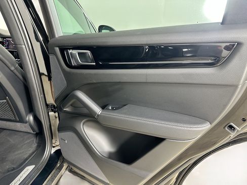 Used 2022 Porsche Cayenne AWD/4WD image 40