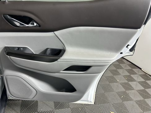 Used 2023 GMC Acadia SLT image 40