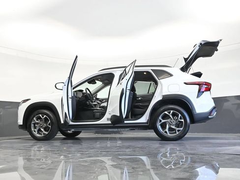 Used 2025 Chevrolet Trax LT FWD image 21