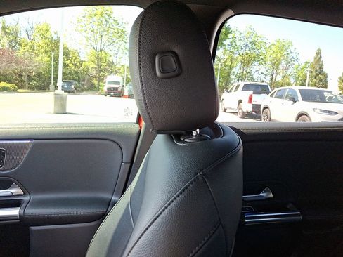 Used 2022 Mercedes-Benz GLA 250 4MATIC image 17