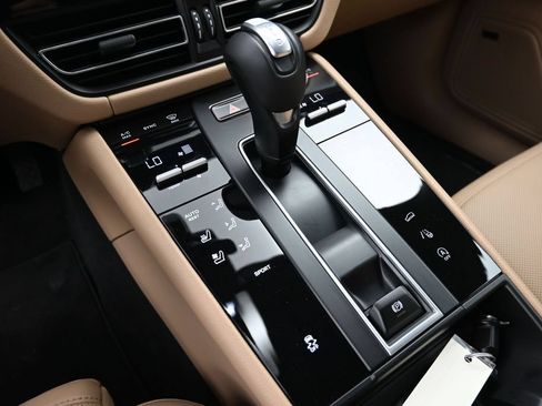 Certified 2026 Porsche Macan AWD/4WD image 13