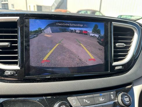 Used 2023 Chrysler Pacifica Touring-L FWD image 21