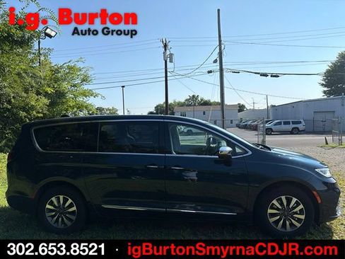 Used 2023 Chrysler Pacifica Limited FWD image 4