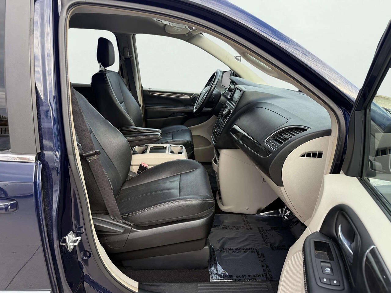 Used 2016 Chrysler Town & Country Touring FWD image 13