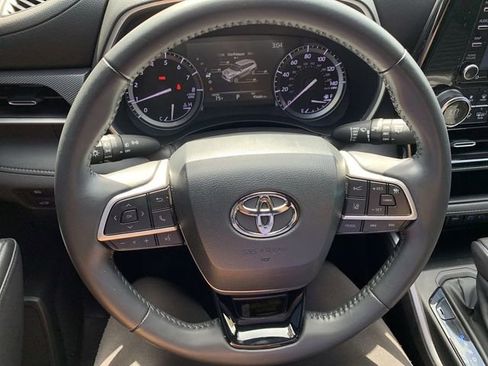 Used 2022 Toyota Highlander XSE image 19
