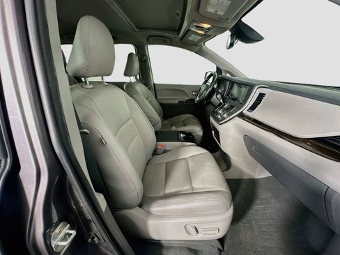 Used 2020 Toyota Sienna XLE w/ XLE Navigation Package FWD image 34