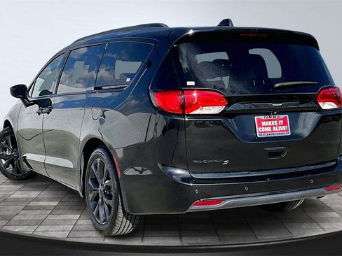 Used 2018 Chrysler Pacifica Touring-L w/ Premium Audio Group image 3