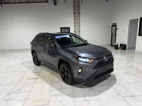 Used 2019 Toyota RAV4 XLE w/ Convenience Package FWD image 3