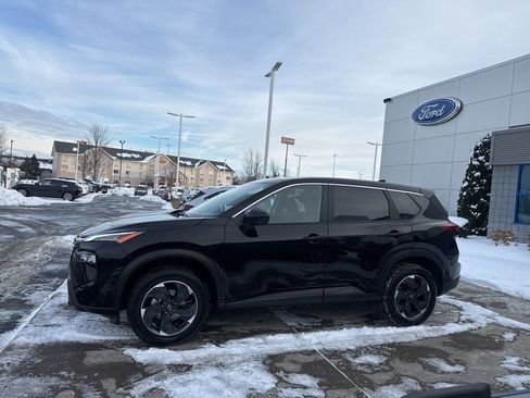 Used 2024 Nissan Rogue SV image 5