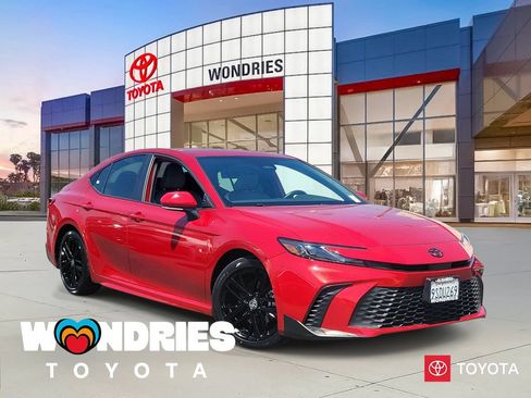 Used 2025 Toyota Camry SE w/ Convenience Package FWD image 1