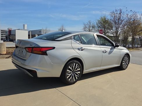 Used 2024 Nissan Altima 2.5 SV FWD image 6