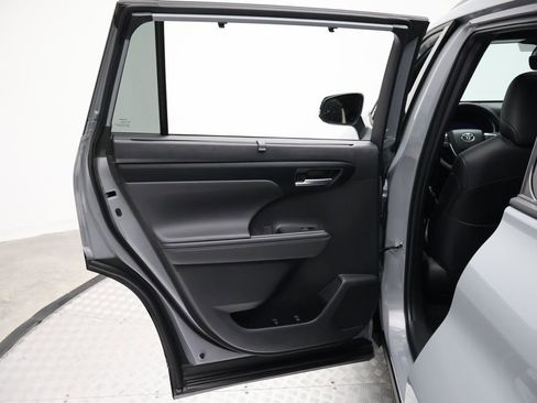 Certified 2025 Toyota Highlander XSE image 21