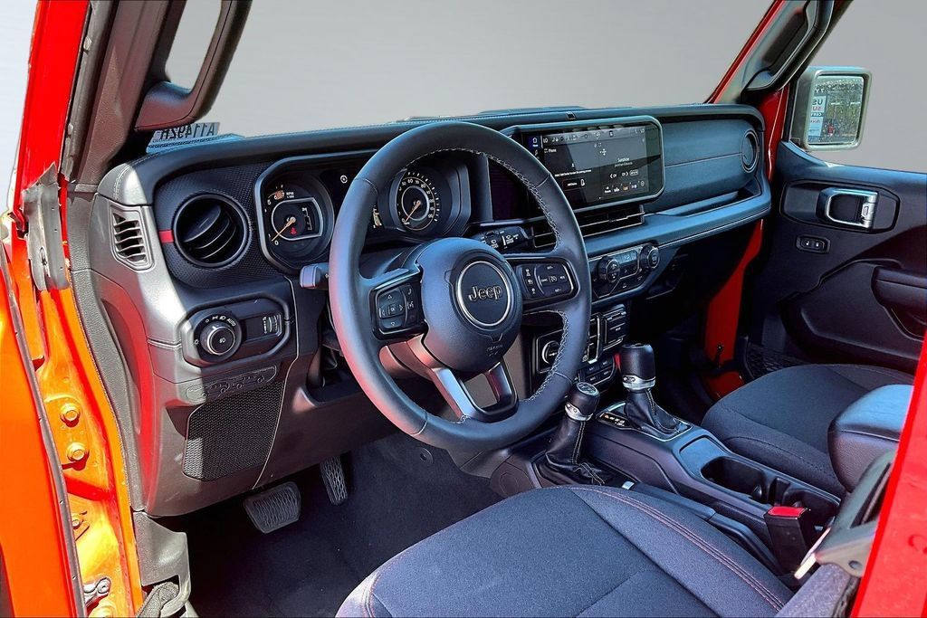 Certified 2025 Jeep Wrangler Unlimited Rubicon w/ Convenience Group AWD/4WD image 4