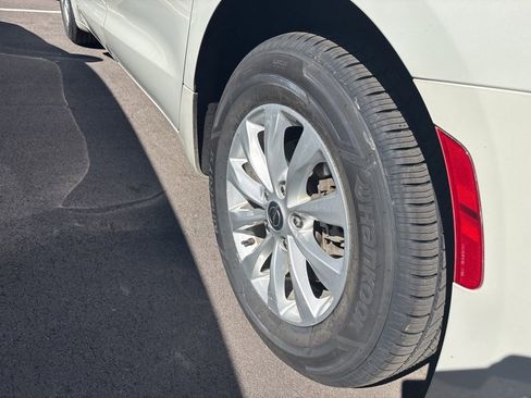 Used 2017 Chrysler Pacifica Touring w/ Tire & Wheel Group image 12