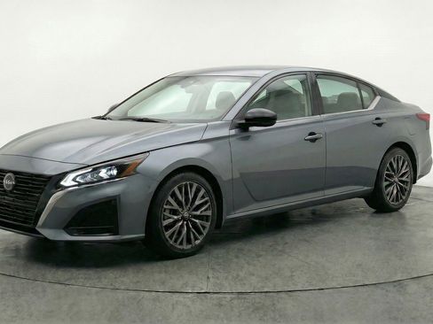Used 2025 Nissan Altima 2.5 SV FWD image 3
