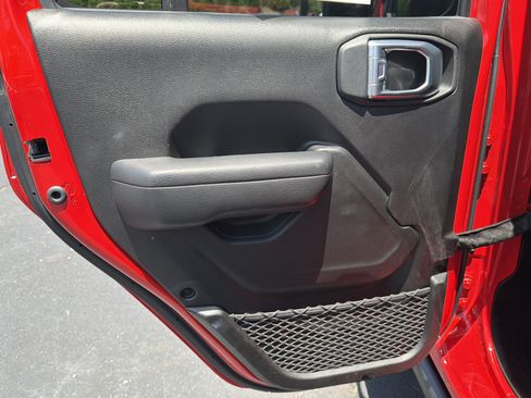 Used 2025 Jeep Wrangler Unlimited Rubicon w/ Convenience Group AWD/4WD image 34