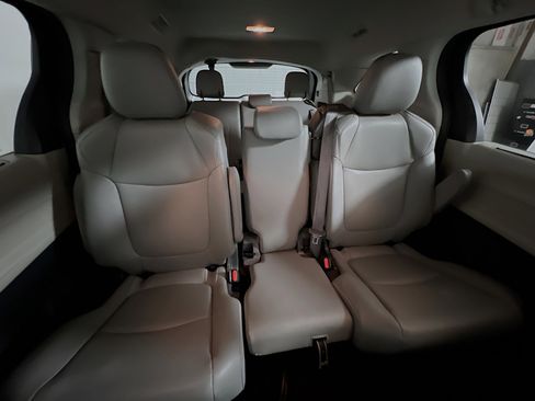 Used 2024 Toyota Sienna XLE image 33