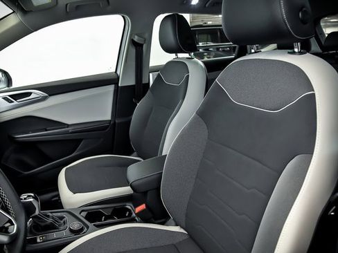 Certified 2025 Volkswagen Taos SE w/ Panoramic Sunroof Package image 7