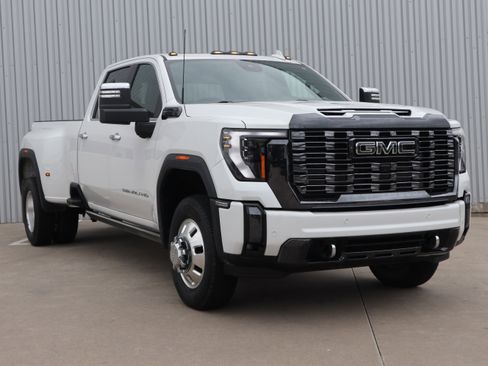 Used 2024 GMC Sierra 3500 Denali Ultimate AWD/4WD image 2