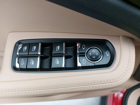 Certified 2025 Porsche Macan image 30