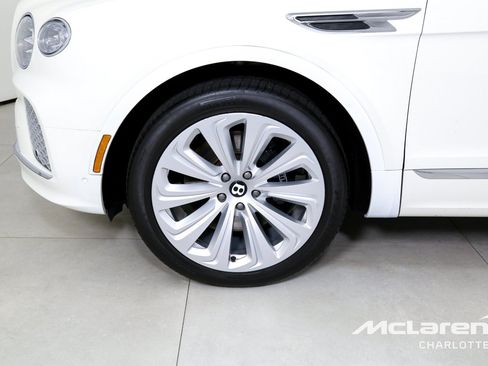 Used 2021 Bentley Bentayga Plug-In Hybrid AWD/4WD image 36