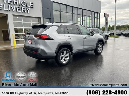 Used 2025 Toyota RAV4 XLE AWD/4WD image 9