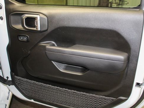 Used 2024 Jeep Wrangler Unlimited image 17