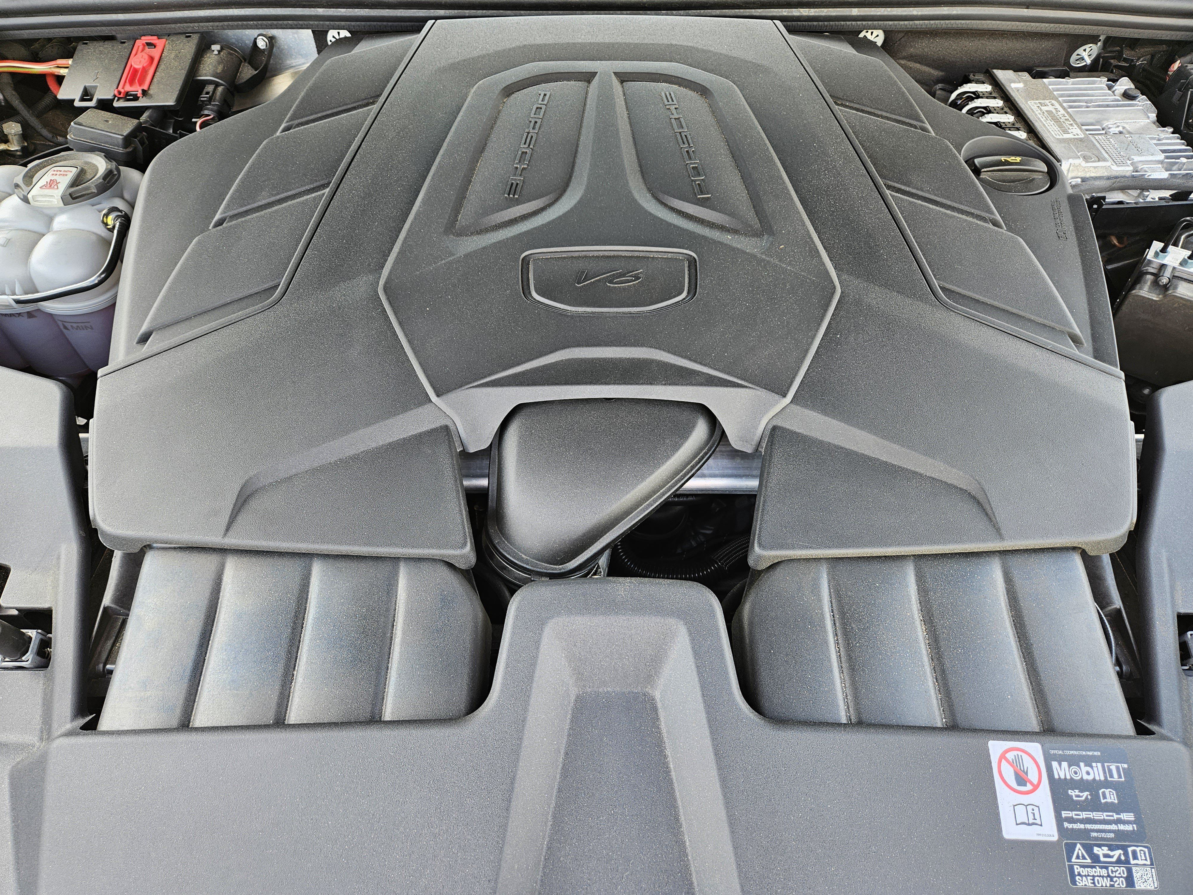 Certified 2024 Porsche Cayenne Coupe AWD/4WD image 31