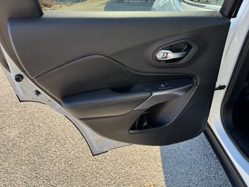 Used 2019 Jeep Cherokee Limited image 46