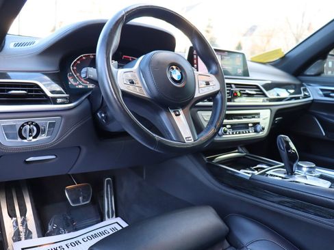 Used 2022 BMW 750i xDrive w/ M Sport Package image 11
