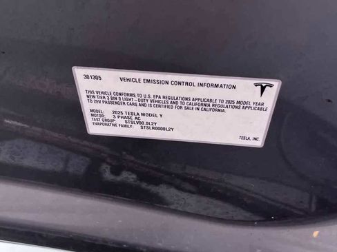 Used 2025 Tesla Model Y Performance image 9