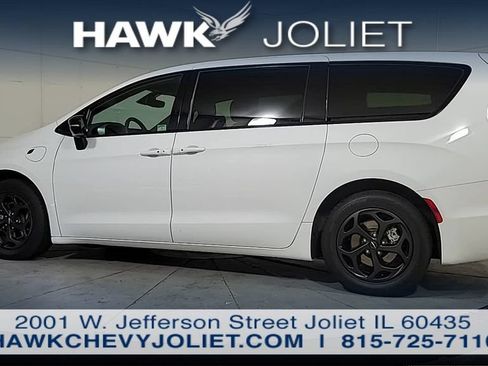 Used 2024 Chrysler Pacifica Limited FWD image 5