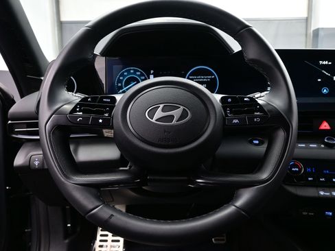Certified 2025 Hyundai Elantra SEL image 22
