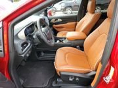 Used 2024 Chrysler Pacifica Pinnacle w/ Trailer Tow Group FWD image 4