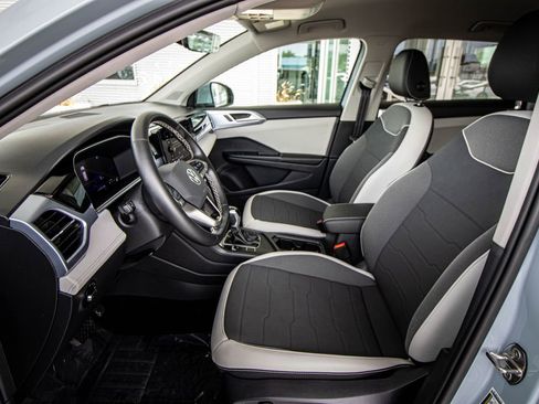 Certified 2025 Volkswagen Taos SE image 22