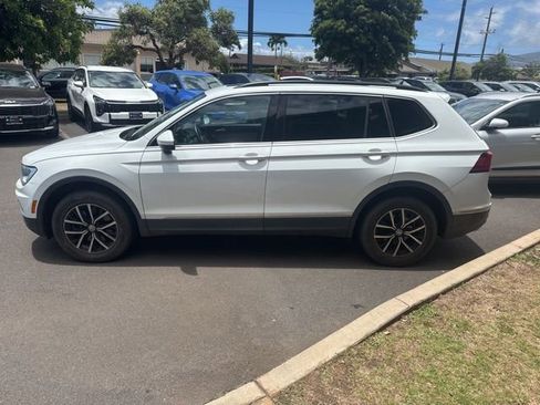 Used 2021 Volkswagen Tiguan SE w/ Panoramic Sunroof Package FWD image 2