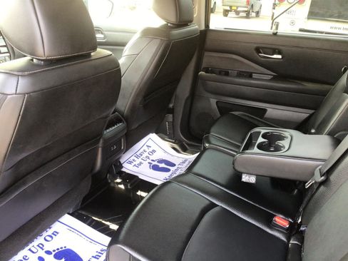 Used 2024 Nissan Pathfinder SL FWD image 17