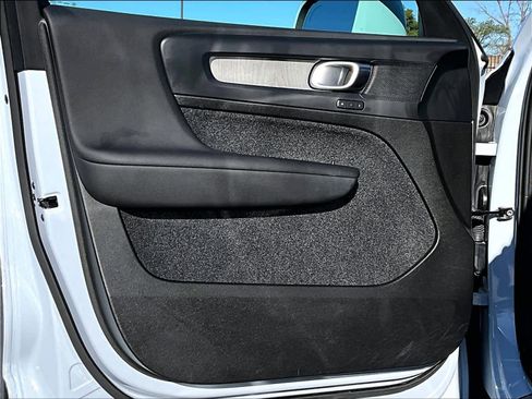 Used 2025 Volvo XC40 B5 Plus image 25