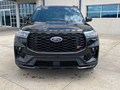 Used 2025 Ford Explorer ST AWD/4WD image 2