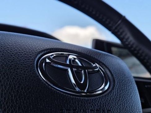 Used 2024 Toyota Highlander LE image 21