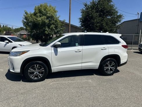 Used 2017 Toyota Highlander Plus FWD image 3