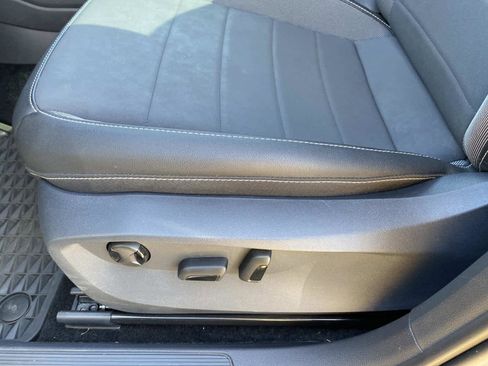 Used 2024 Volkswagen Taos SE image 21